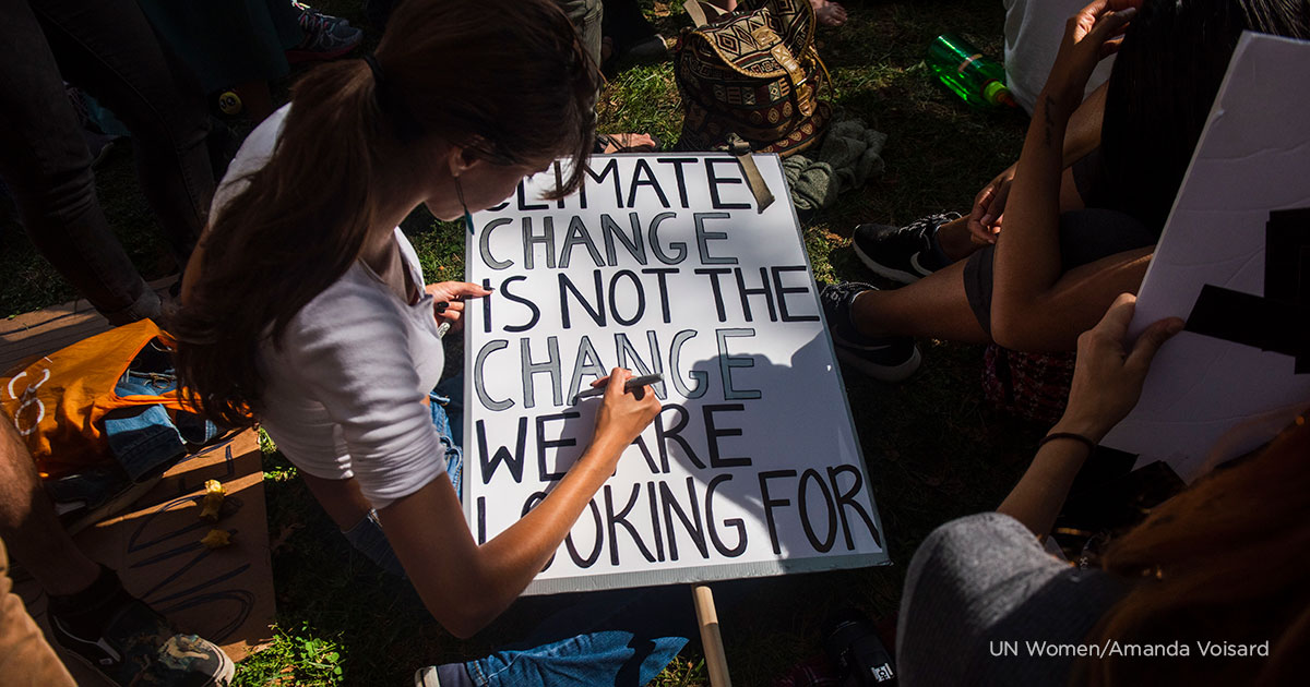 A young woman in New York prepares a protest sign as part of the youth-lead global Climate Strike in September 2019. Photo: UN Women/Amanda Voisard. 
