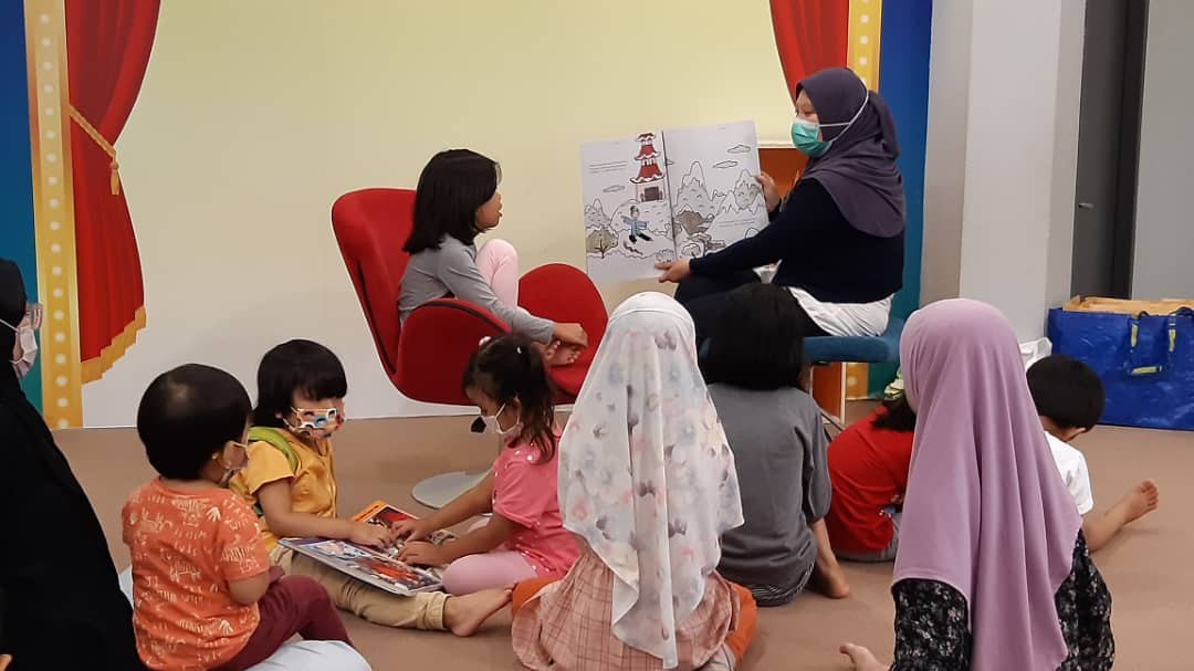 a women is reading a story to children