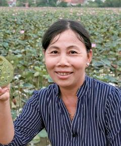 Women holding a lotus seed. 