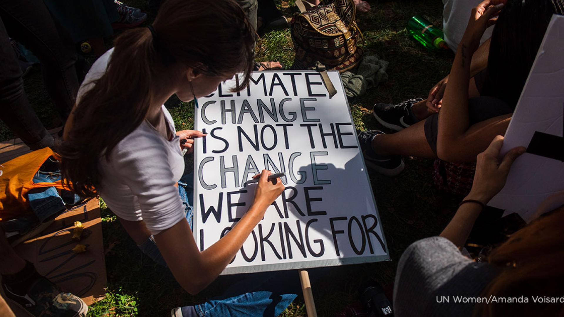 A young woman in New York prepares a protest sign as part of the youth-lead global Climate Strike in September 2019. Photo: UN Women/Amanda Voisard. 
